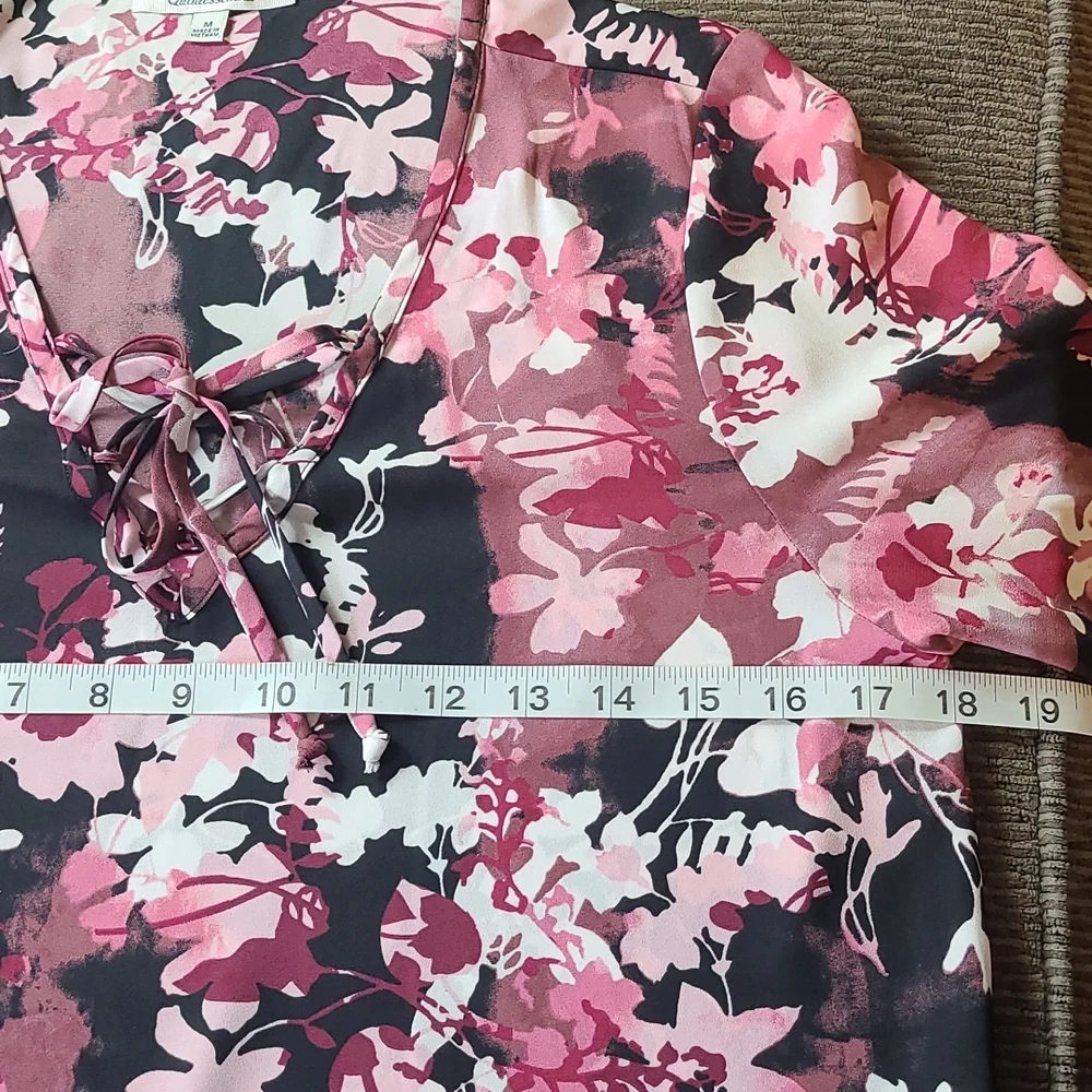 Quintessential Split Sleeve Blouse - Picture 11 of 14